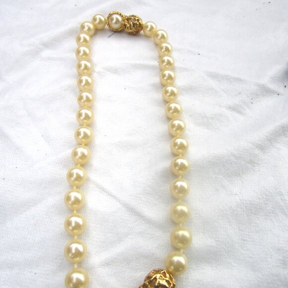 UNIQUE VTG FAUX PEARL CHOKER, CREME COLORED W/GOLD TONE DECORATIVE CLOSURES - Picture 5 of 5
